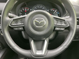 握りやすいステアリングは、運転操作をスムーズにします。オーディオやハンズフリー通話のスイッチも操作しやすい位置に配置されており、安全運転をサポートします。