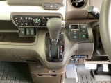 足元スッキリ、インパネシフトです。パーキングブレーキは電子制御パーキングブレーキタイプなので、運転席と助手席の間がスッキリしています。