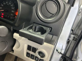 格納式のドリンクホルダーを装備しております。