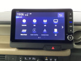 HondaCONNECT対応の便利なナビディスプレー。お持ちのスマートフォンと連携して、ナビやBluetoothでの音楽再生が可能です。デザインはもちろん、操作性も良好です。