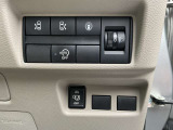ハンドル右奥には各種設定スイッチがあります。運転者がスッと手を伸ばせば操作できので便利です。