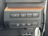 運転席右下のスイッチで各機能の切り替えや操作ができます。オートホールド機能もついていてます!