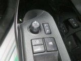 電動格納ミラー! スイッチひとつでミラーを畳めます。