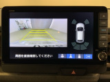 リバースギアに入れるだけで後方の表示へ切り替わります。夜間や雨の日の駐車も楽になりますよ。