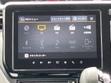 ラジオやCD、USBなど、多様なメディアに対応。お好みの音楽を楽しみながら、快適なドライブをお過ごしいただけます。映像ソースも選択可能です。