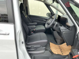 運転席まわりです。実際に座ってみて、乗り心地を体験してみてください。
