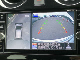 インテリジェント アラウンドビューモニター(移動物 検知機能付)空から見下ろしているかのような映像をディスプレイに映し出し、スムースな駐車をサポートします。