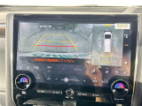 【パノラミックビューモニター】クルマを真上から見下ろした視点で駐車をサポートします!クルマの斜め後ろや真横など、いち早く障害物に気が付くことができます。
