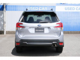 後退時にはバックカメラとセンサーがドライバーをアシスト。車庫入れが不安な方も安心です。