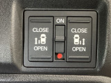 【両側パワースライドドア】両側がパワースライドドアになっており、運転席のスイッチやスマートキーでも開閉が可能です!開口部も広いので乗り降りも楽々♪