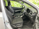 広々とした室内空間が特徴です。運転席からの視界も広く、運転しやすい環境です。快適なドライブをお楽しみいただけます。