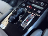 軽く操作するだけで、Audiの精密なメカニズムとドライバーの意思がシンクロし、洗練された走りの始まりを予感させるエレガントなインターフェースです。