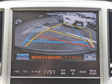カラーバックカメラが付いています!バックにギアを入れると、後方視界が自動的にマルチ画面に映し出されます!夜も明るく見えますので、すごく便利!!一度使うとカメラ無しには乗りたくない程!