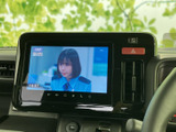 停車中に楽しめるTV機能。移動中の待ち時間や休憩時間に、お気に入りの番組を視聴できます。快適なドライブのお供に最適です。