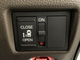 左側電動スライドドアは運転席からでも操作ができるように、ハンドル付近に開閉の操作スイッチが付いています。