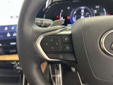 運転中、オーディオの操作をしてて、ハッとしたことはありませんか?ステアリングスイッチは、運転中でもハンドルでオーディオの操作が可能です。安全なドライブをサポートします。