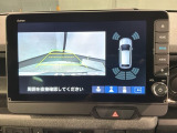 リバースギアに入れるだけで後方の表示へ切り替わります。夜間や雨の日の駐車も楽になりますよ。