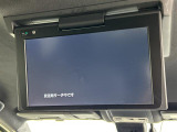 【後席モニター(フリップダウンモニター】後部座席からも、DVDや映画・ライブ映像など様々な動画が楽しめドライブが退屈しません!※機種によって接続できる映像が異なります。