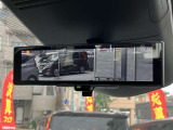 【インテリジェントルームミラー】車両後方のカメラ映像がミラー(液晶画面)に写るので、後席の人や荷物が写りこみません。夜間や悪天候でも視界が良好です♪