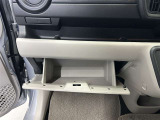 ちょっとしたところは収納ボックスにもなっています。車内はサイズも決まっているので、収納が少ないと思っているアナタ!ご安心ください。さまざまなところに収納が隠れているんです♪