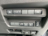 ハンドル右奥には各種設定スイッチがあります。運転者がスッと手を伸ばせば操作できので便利です。