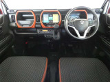 運転席・助手席を入れたインストルメントパネル全体画像です。