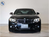 【BMWの伝統】BMWの特徴的な&ldquo;キドニーグリル&rdquo;は、80年以上続く伝統の形でございます。変わらないこだわりのデザインが、プレミアムブランド&ldquo;BMW&rdquo;を創り出します。