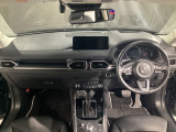 安全運転と情報操作を両立する運転席まわり。さまざまな情報を扱いながら正しい姿勢で安全に運転できることを追求したコックピット!
