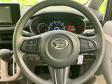 握りやすいステアリングが、運転の楽しさを向上させます。操作性にも優れ、スムーズなハンドリングを実現。快適なドライビングをサポートします。