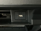 【USBチャージャー】スマホ等の充電ができるUSBチャージャーが装備!長時間のドライブには必需品です♪