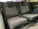 3列目シートも広々としており、ゆったりとくつろげます。多人数乗車時でも快適な空間を確保できます。家族や仲間とのドライブに最適です。