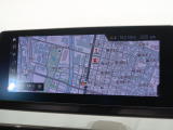 【純正ナビゲーション】BMWのナビゲーションは操作性も良く、詳細な地図情報と交通状況を見やすく表示し、快適なドライビングをサポートしながら目的地までナビゲートします。