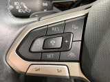 ◆クルーズコントロールにレーダーセンサーを組み合わせ、先行車を測定し設定されたスピードを上限に自動で加減速を行います。一定の車間距離を維持することで、長距離走行でのドライバーの疲労を低減させます。