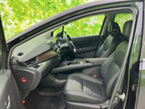 運転しやすい視界と、操作しやすい配置が特徴的。快適なドライビングをサポートする、機能的な空間です。上質な素材も魅力です。