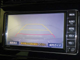 後方の見える安心をお届けするバックガイドモニター付:バックするときのアシストラインもあって楽々バック!車庫入れや縦列駐車をサポートし、苦手な駐車も安心です!今やもう手放せない装備ですネ♪