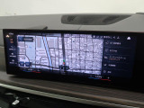 【純正ナビゲーション】BMWのナビゲーションは操作性も良く、詳細な地図情報と交通状況を見やすく表示し、快適なドライビングをサポートしながら目的地までナビゲートします。