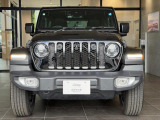 丸めのヘッドライト、Jeep伝統のセブンスロットグリル、張り出したオーバーフェンダーなど一目でJeepとわかるフロントマスクです。