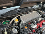 【STIタワーバー】お車の剛性を高めるタワーバーを装備。よりスムーズなコーナリング走行が可能となり、走りも楽しめます。