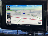 見やすい地図表示で、目的地へのナビゲーションをスムーズに行えます。渋滞情報もリアルタイムで確認できるので、最適なルートを選択できます。運転の負担を軽減します。