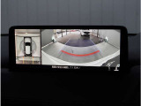 【360&deg;ビュー・モニター】専用カメラにより上から見下ろしたような視点で360度クルマの周囲を確認することができます。駐車が苦手な方でも縦列駐車や幅寄せ時に活躍してくれます。