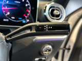 ステアリングボタンは、使いやすいデザインでございます。ステアリング付近のレバーや、ステアリングボタンで追従機能の操作も可能でございます。