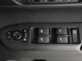 運転席のパワーウインドスイッチで全席窓の開閉・ロック操作ができます。