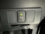 コーナーセンサーを車の前後に装備。障害物までの距離に応じて警告音を変えてお知らせ。縦列駐車時や駐車場・車庫などでの取り回しをサポートします。詳細は販売店スタッフまでおたずねください。