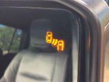 【ブラインドスポットモニター】走行中、ドアミラーの死角になりやすい箇所に後続車が接近するとサイドミラーのレンズに警告を表示!ドライバーに注意喚起をしてくれます。