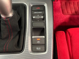 電子パーキングに加えてブレーキホールドシステムを装備しておりますので、信号待ちや踏み切り待ちでもブレーキを踏まずに停止できます!発進する際はアクセルを踏むだけですので渋滞時などはかなり楽ですね!
