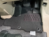 新品の純正フロアマット付きです。ドライブの際に気分良く乗って頂けます。