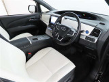 シンプルで使いやすいデザインの運転席です。