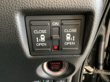 リアドアは乗り降りに便利な両側電動スライドドアです。また運転席に座っていながらスイッチ操作で自在にスライドドアを開け閉めできます。