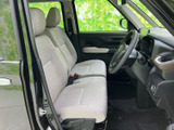 広々とした室内空間は、ドライバーにも快適な運転環境を提供します。落ち着いた色調のシートは、長距離運転でも疲れにくい設計です。