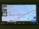 鮮明な画面表示で、道に迷う心配なくドライブを楽しめます。目的地設定も簡単で、スムーズなナビゲーションをサポートします。